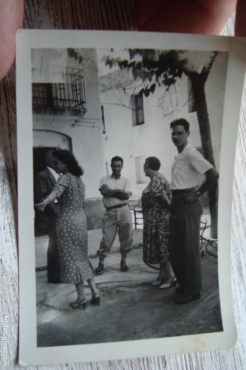 Fotograf&iacute;a antigua: ANTIGUA FOTOGRAFIA PERSONAS EN UNA ESQUINA. RODO&Ntilde;A RODONYA TARRAGONA A&Ntilde;OS 50.