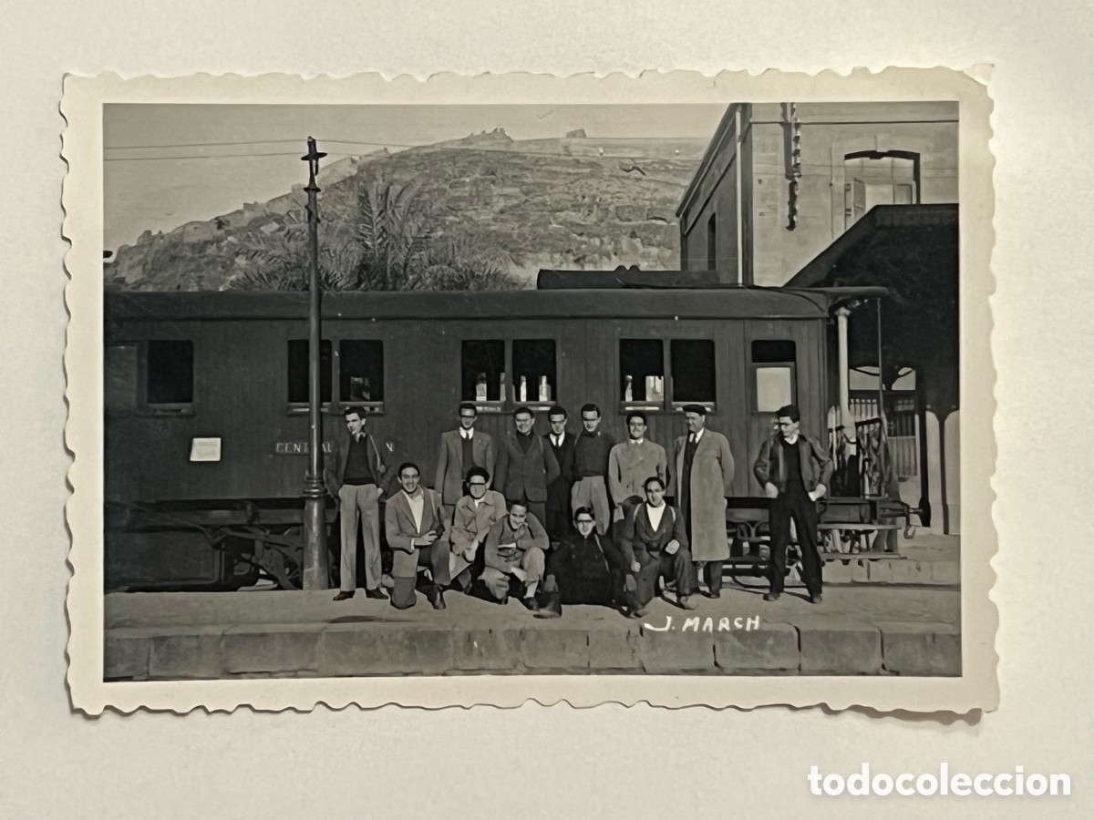 Antique Photography: FERROCARRIL. Estaci&oacute;n de Tren.. Grupo de j&oacute;venes en el apeadero.. lugar por identificar.. J. March