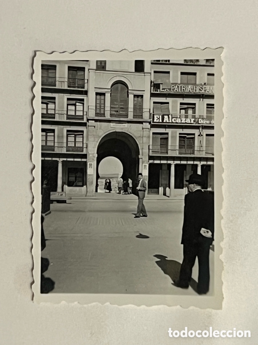 Fotograf&iacute;a antigua: TOLEDO. Fotograf&iacute;a Arco de La Sangre.. Detalle desde la Plaza. Diario Alcazar.. (h.1950?)