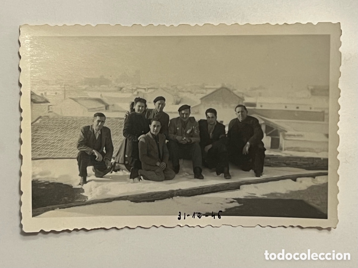 Fotograf&iacute;a antigua: MANZANARES (C.Real) FOTO ALMARI.. Grupo familiar tras una gran nevada 31 de Diciembre de 1946