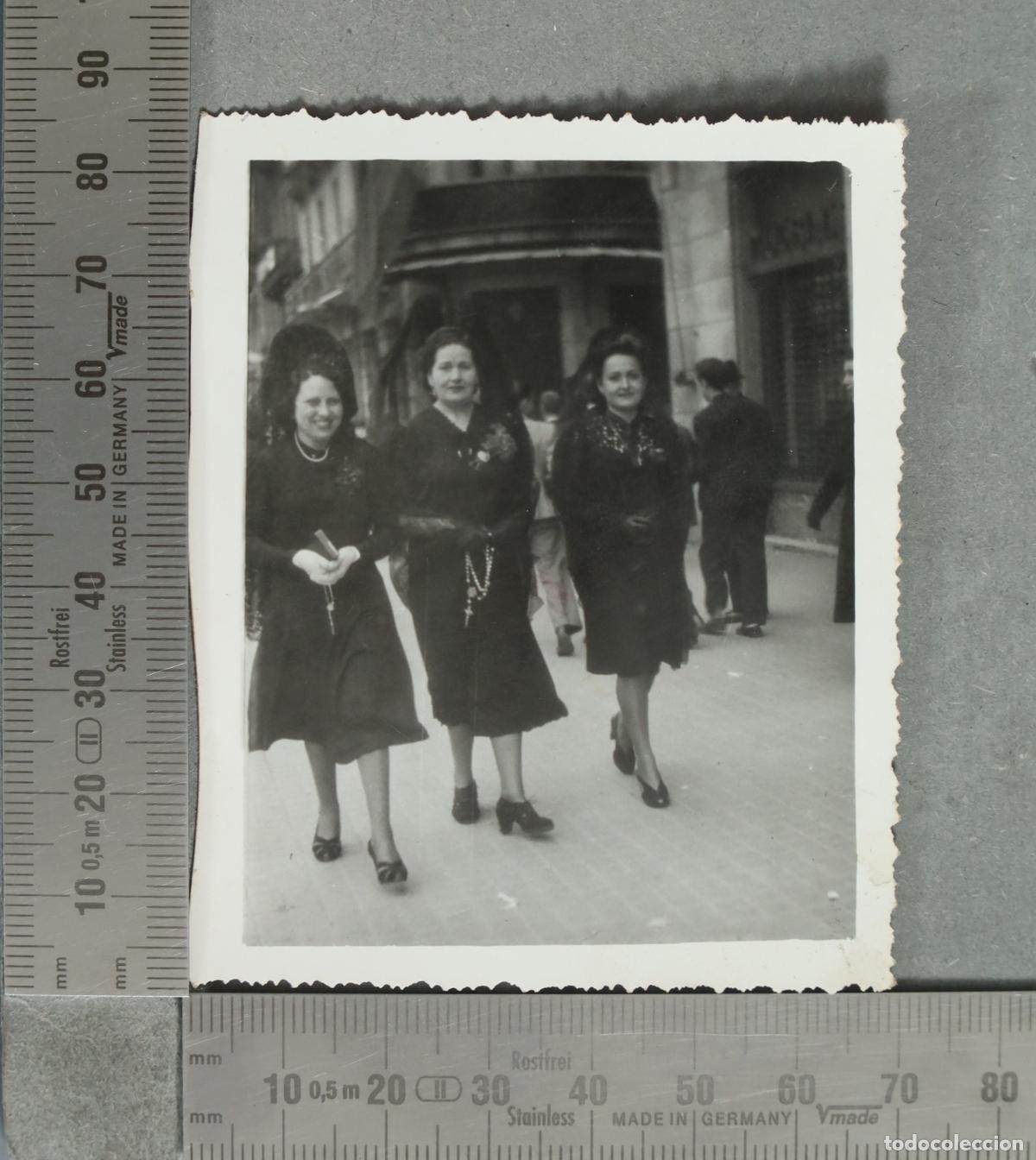 Fotograf&iacute;a antigua: FOTOGRAFIA. Tres mujeres con mantilla hacia 1940