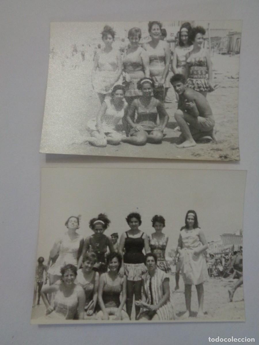 Fotografia antica: LOTE DE 2 FOTOS DE JOVENES EN BA&Ntilde;ADOR EN LA PLAYA , 1962