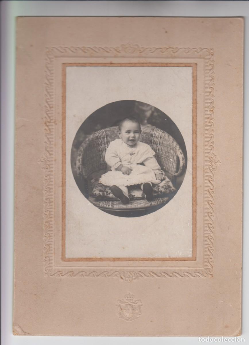 Fotograf&iacute;a antigua: Fotograf&iacute;a de ni&ntilde;o antigua - sobre cart&oacute;n con relieves