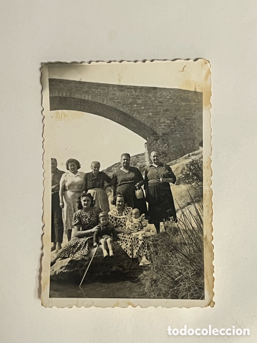 Fotograf&iacute;a antigua: NAVAJAS (Castell&oacute;n) Fotograf&iacute;a Fuente el Ba&ntilde;o.. d&iacute;a de excursi&oacute;n. Verano de 1950