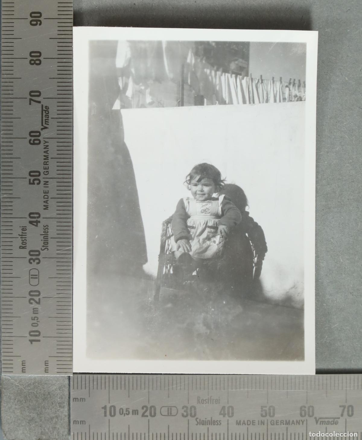Fotografia antica: FOTOGRAFIA. Ni&ntilde;a sentada en una silla hacia 1940