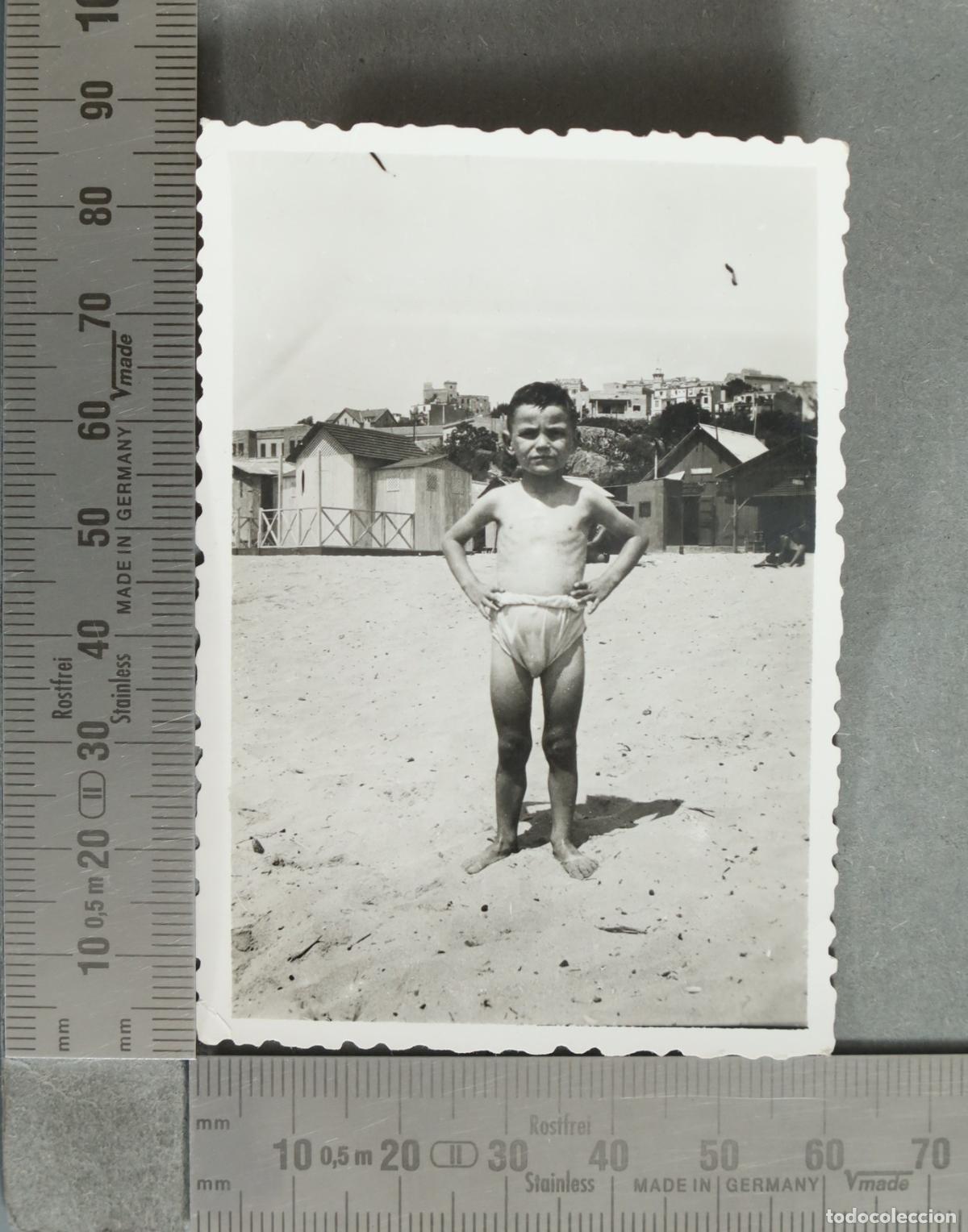 Fotografia antica: FOTOGRAFIA. Ni&ntilde;o en la playa y skyline de la localidad a identificar hacia 1940
