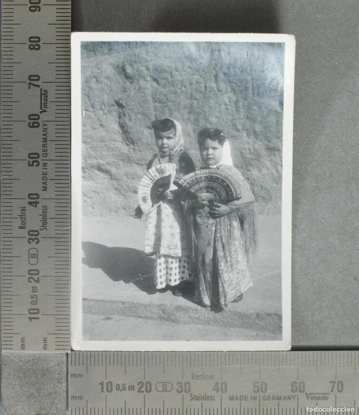 Fotografia antica: FOTOGRAFIA. Dos ni&ntilde;as con abanico vestidas de flamencas hacia 1940