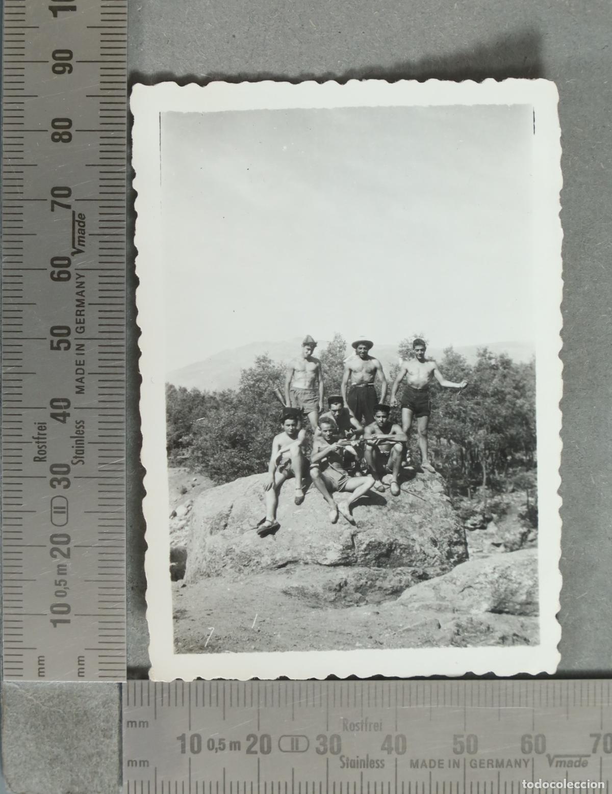 Fotografia antica: FOTOGRAFIA. Grupo de hombres j&oacute;venes posando sobre una roca con escopetas de balines hacia 1940