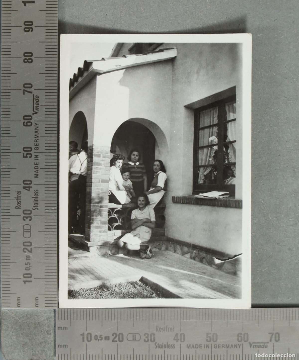 Fotografia antica: FOTOGRAFIA. Grupo familiar junto a casa de campo hacia 1940