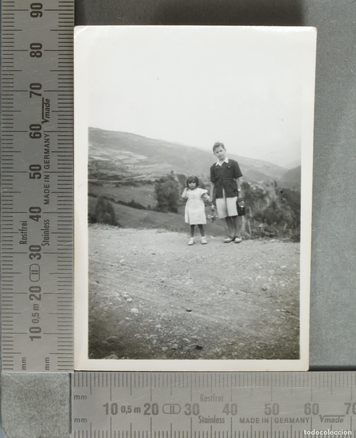Fotografia antica: FOTOGRAFIA. Ninos en camino rural hacia 1940