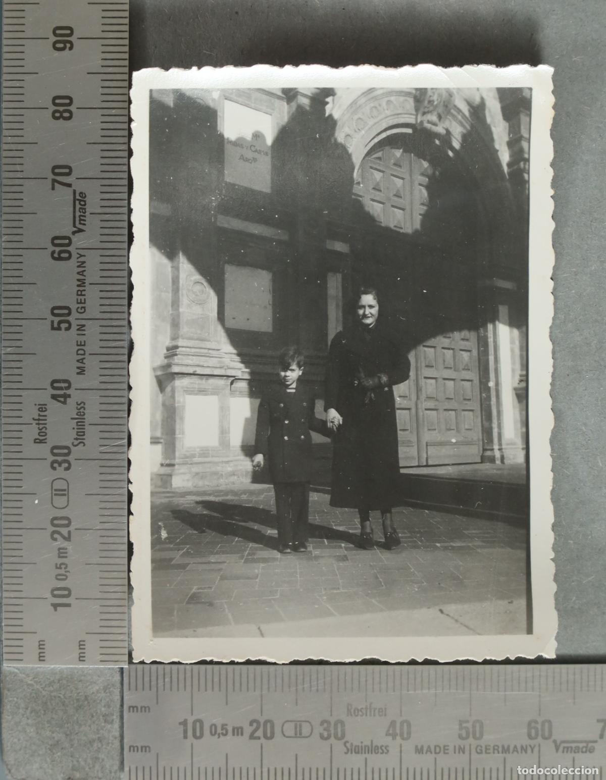 Fotografia antica: FOTOGRAFIA. Retrato antiguo de mujer y ni&ntilde;o frente a Iglesia hacia 1940