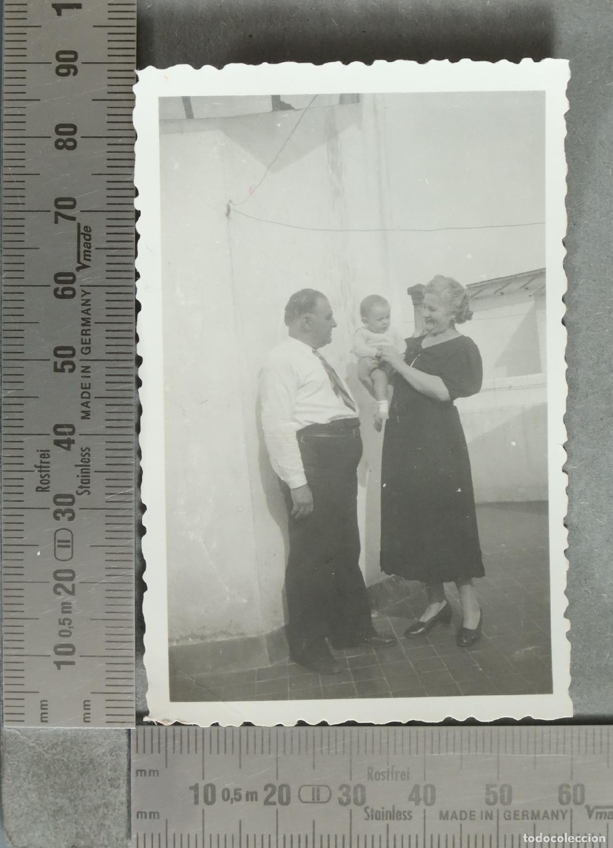 Fotografia antica: FOTOGRAFIA. Fotografia antigua de familia con bebe hacia 1940