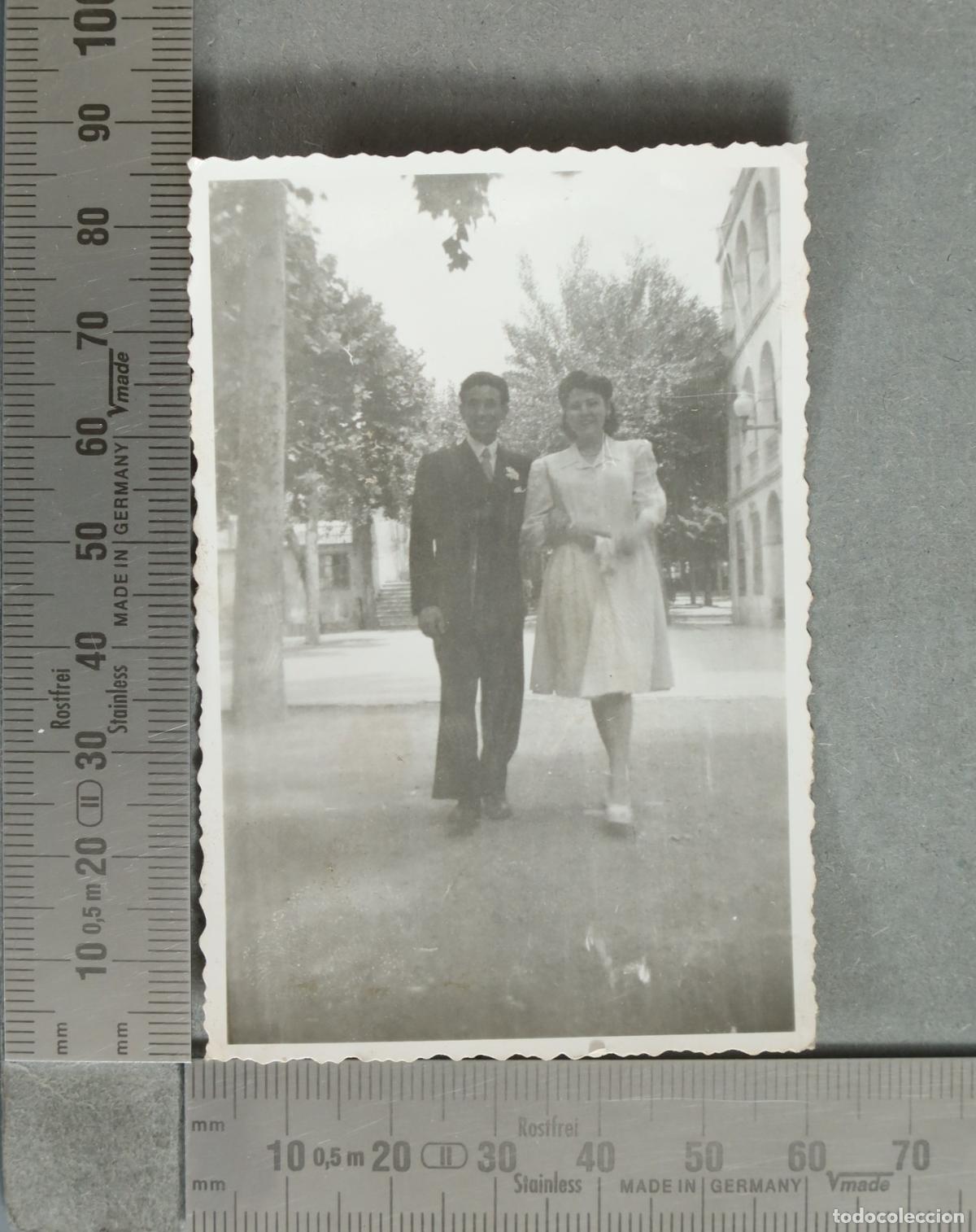 Fotografia antica: FOTOGRAFIA. Pareja paseando hacia 1940