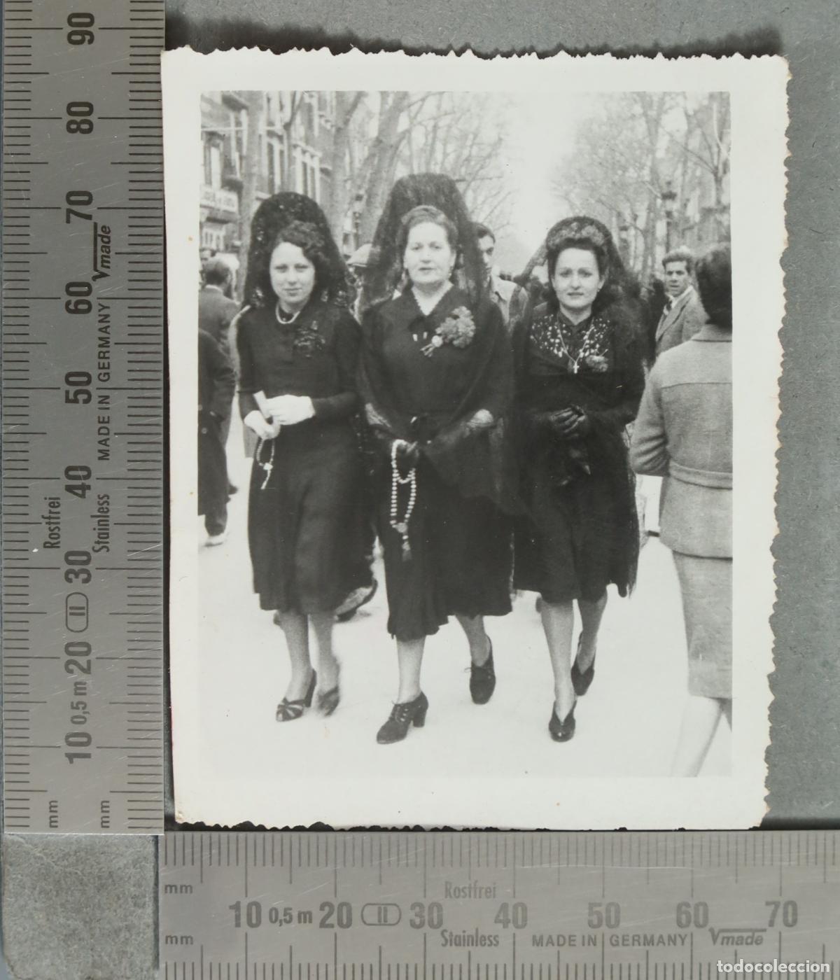 Fotografia antica: FOTOGRAFIA. Mujeres con mantilla hacia 1940