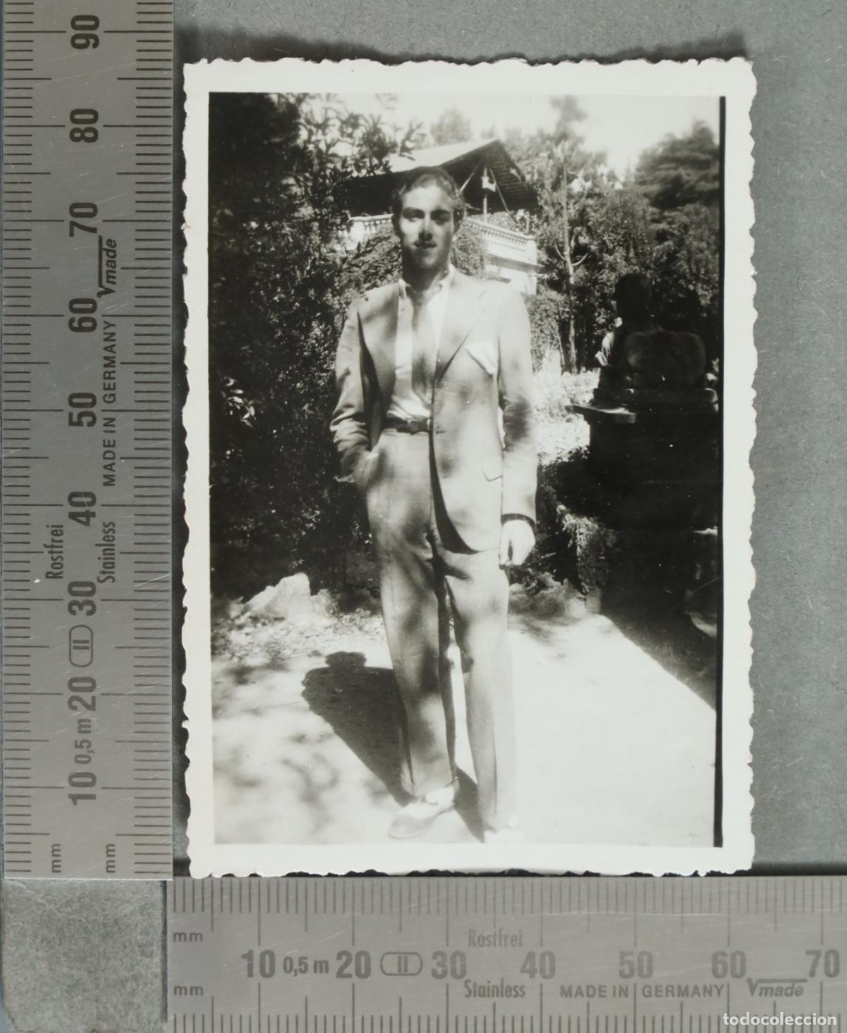 Fotografia antica: FOTOGRAFIA. Hombre en traje en un jardin hacia 1940