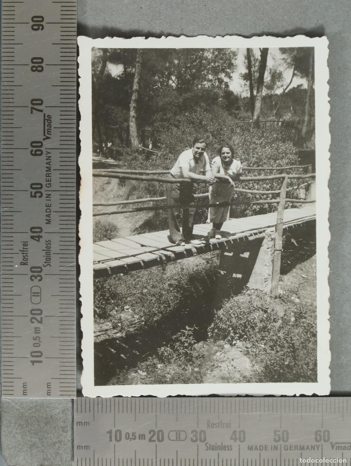 Fotografia antica: FOTOGRAFIA. Pareja en puente de madera hacia 1940
