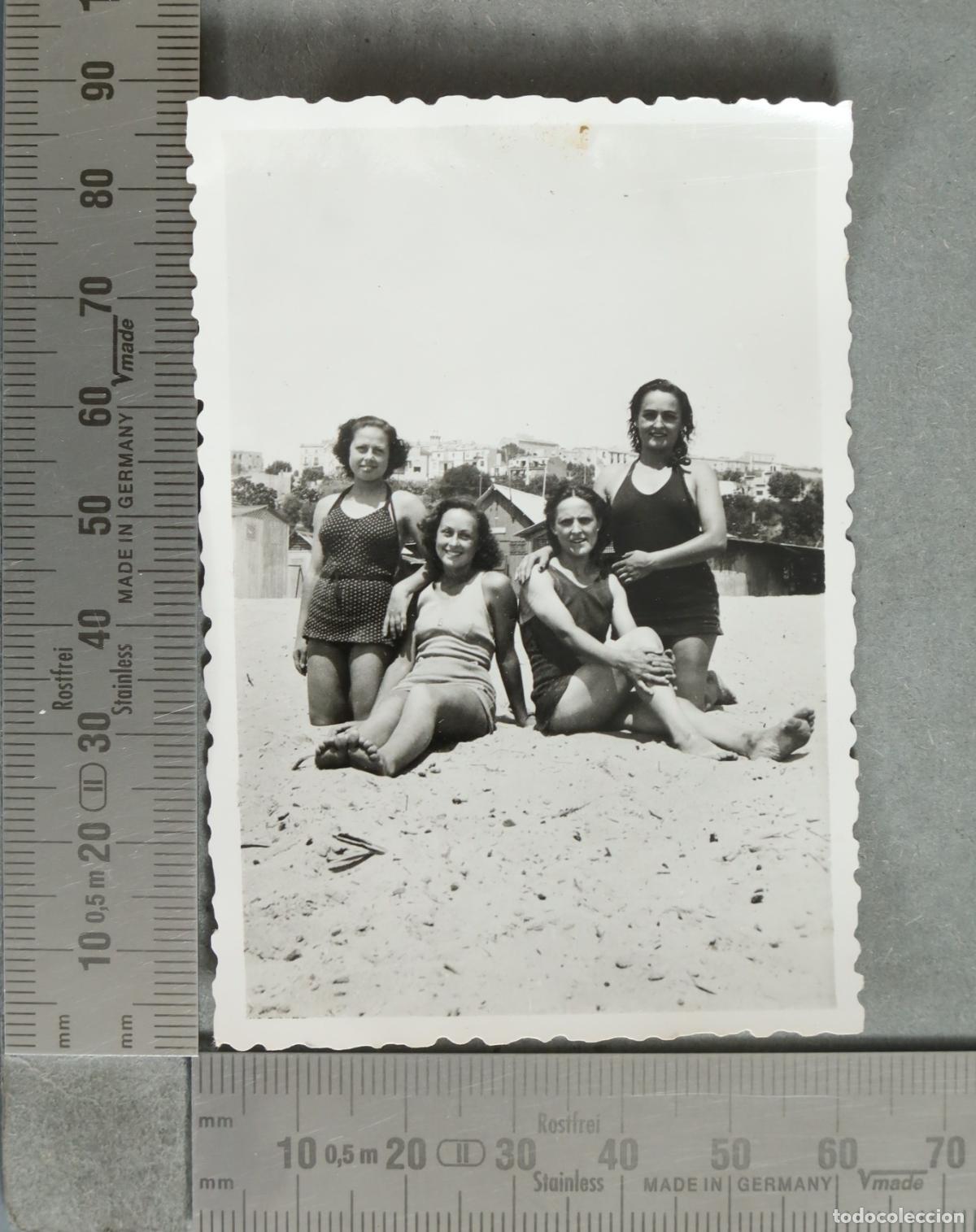 Fotografia antica: FOTOGRAFIA. Cuatro mujeres en la playa 1942
