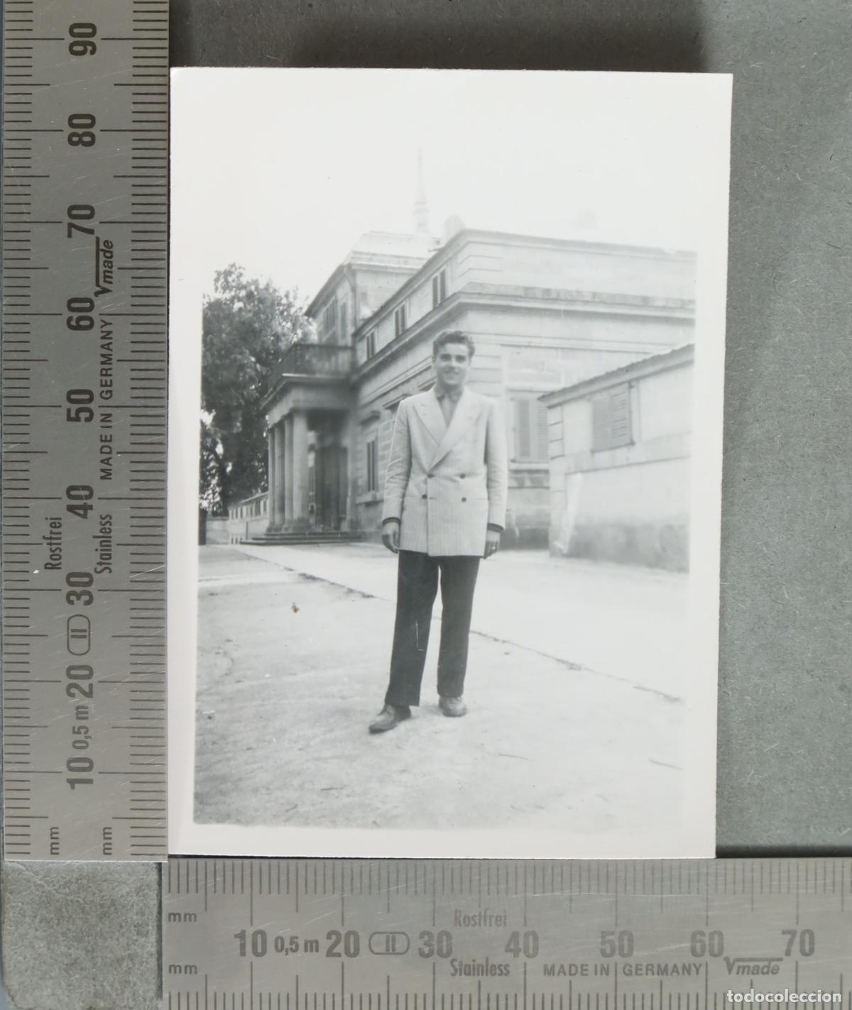 Photographie ancienne: FOTOGRAFIA. Hombre posando junto a la casita del principe hacia 1940