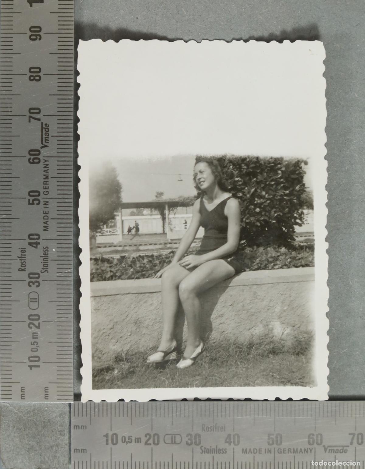 Antique Photography: FOTOGRAFIA. Mujer sentada en ba&ntilde;ador JUNTO A PISCINA hacia 1940