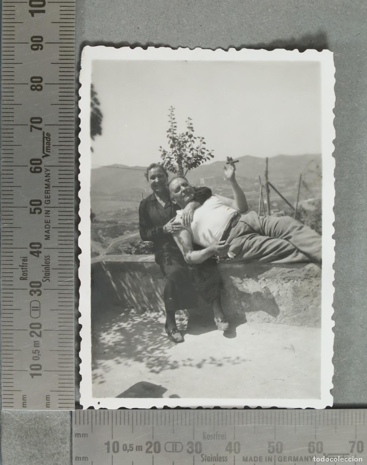 Photographie ancienne: FOTOGRAFIA. Pareja descansando al aire libre 1942