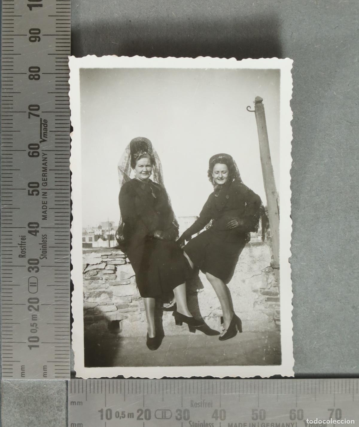 Photographie ancienne: FOTOGRAFIA. Dos mujeres con mantilla hacia 1940
