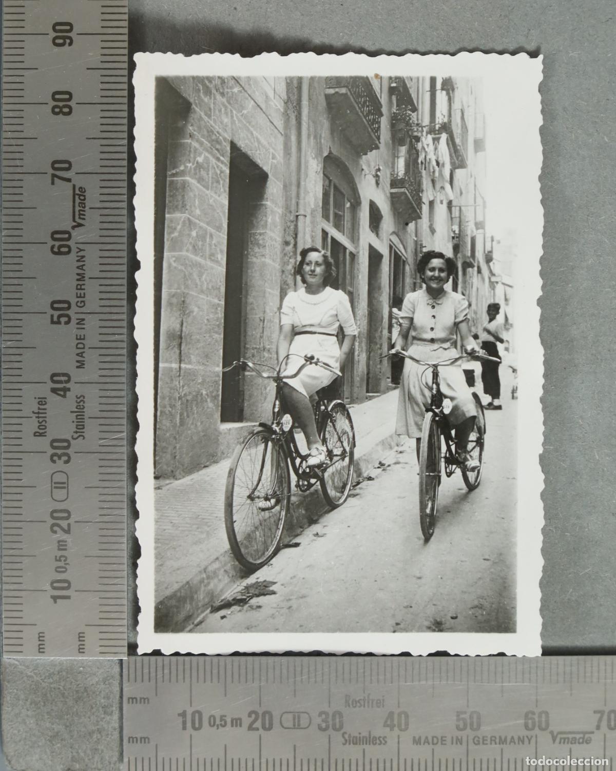 Photographie ancienne: FOTOGRAFIA. Dos mujeres en bicicleta en calle de Tarragona 1940