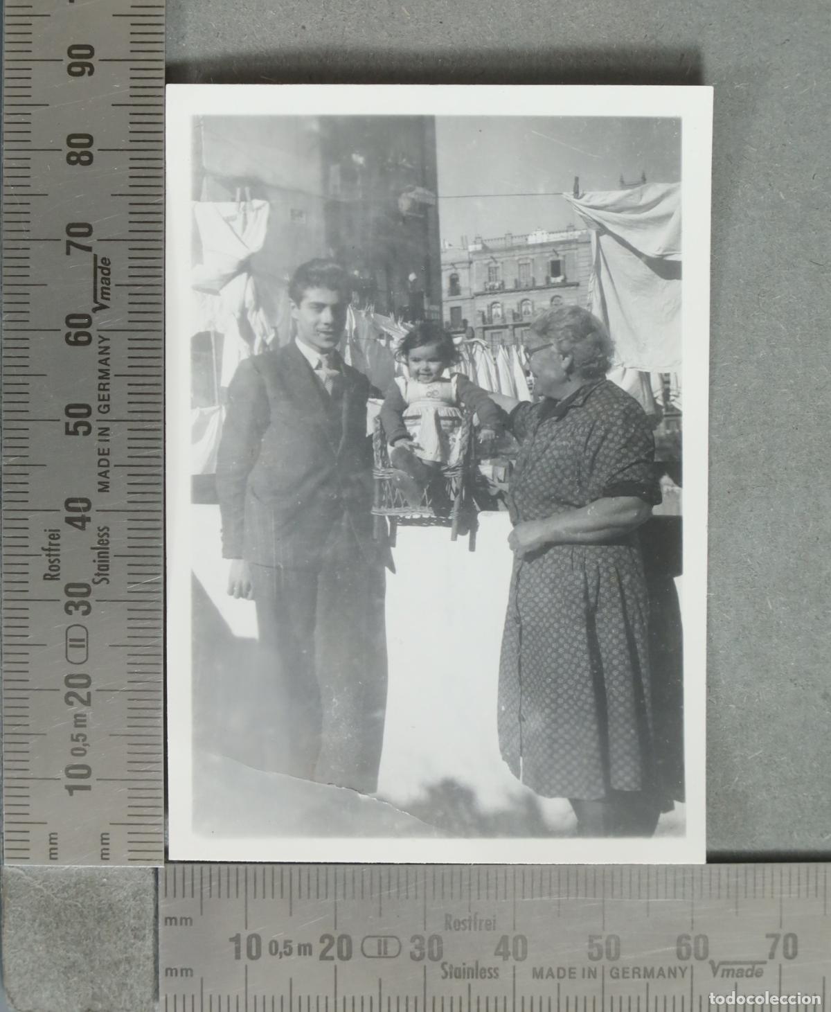 Photographie ancienne: FOTOGRAFIA. familia con bebe en terraza hacia 1940