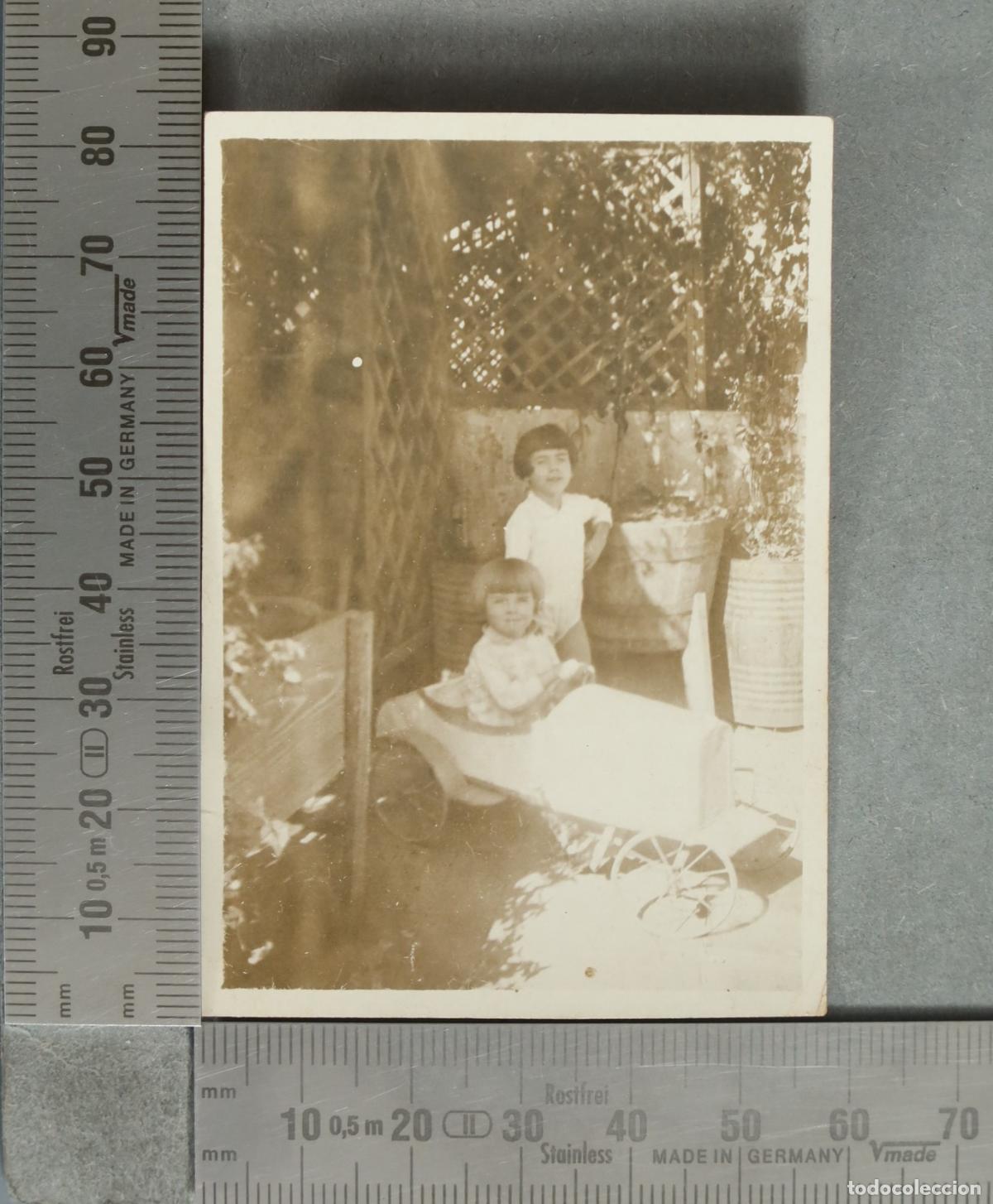 Fotograf&iacute;a antigua: FOTOGRAFIA. Ni&ntilde;as en coche de juguete 1931