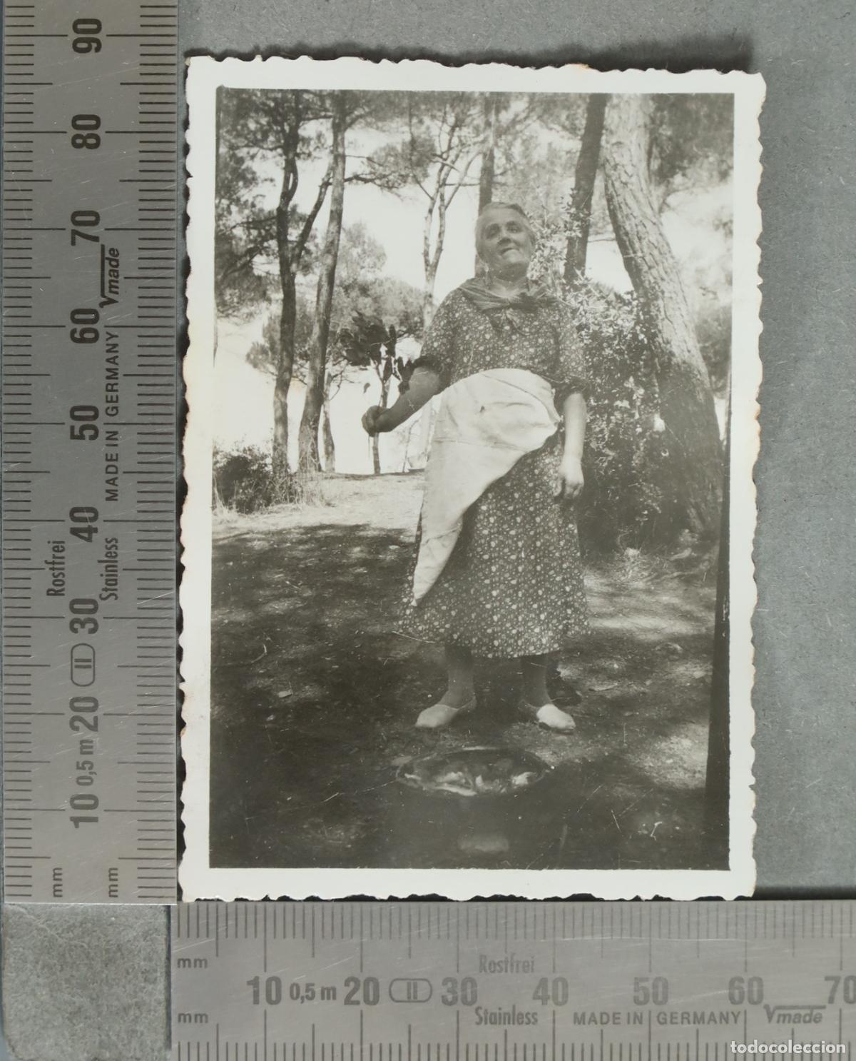 Fotograf&iacute;a antigua: FOTOGRAFIA. Mujer mayor en el campo con caldero hacia 1930