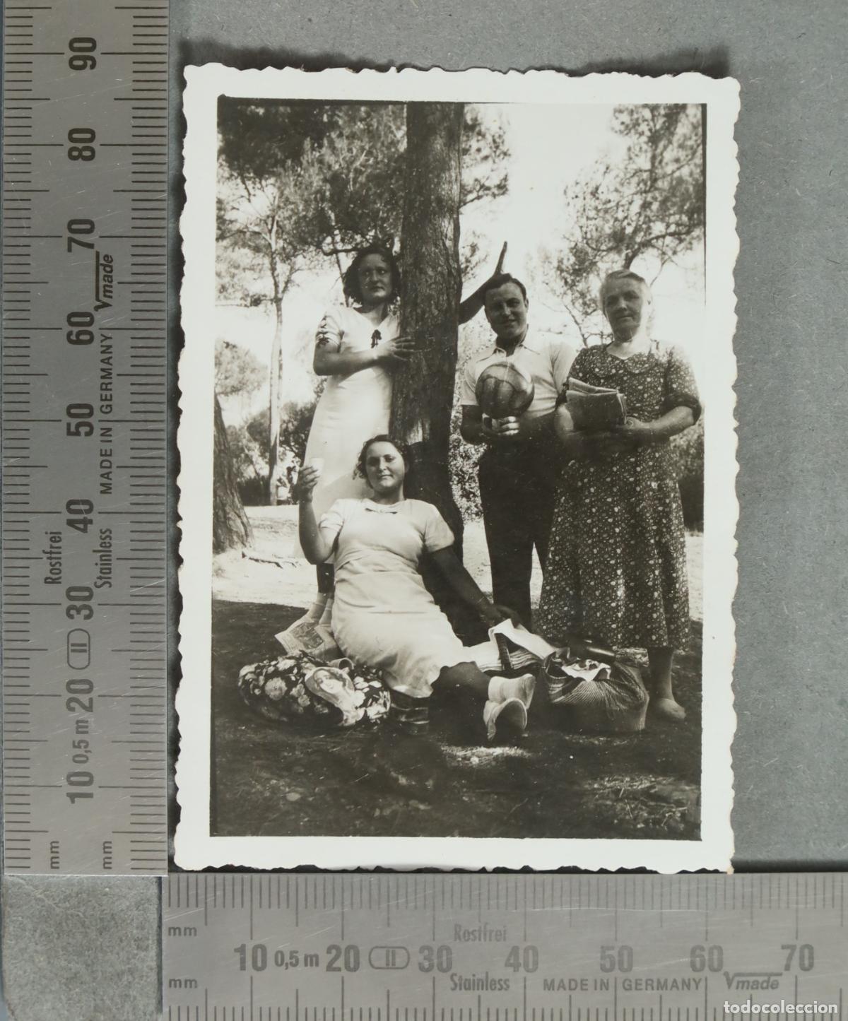 Fotograf&iacute;a antigua: FOTOGRAFIA. Excursion familiar en el campo CON PELOTA DE VOLEIBOL hacia 1930