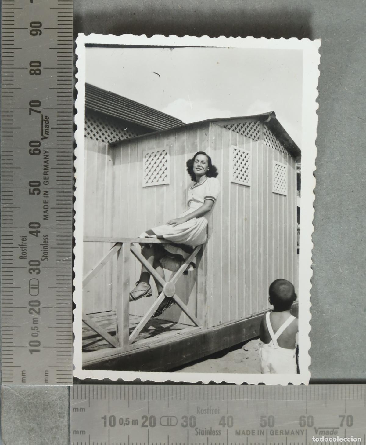 Fotograf&iacute;a antigua: FOTOGRAFIA. Mujer posando junto a caseta de playa y ni&ntilde;o 1942
