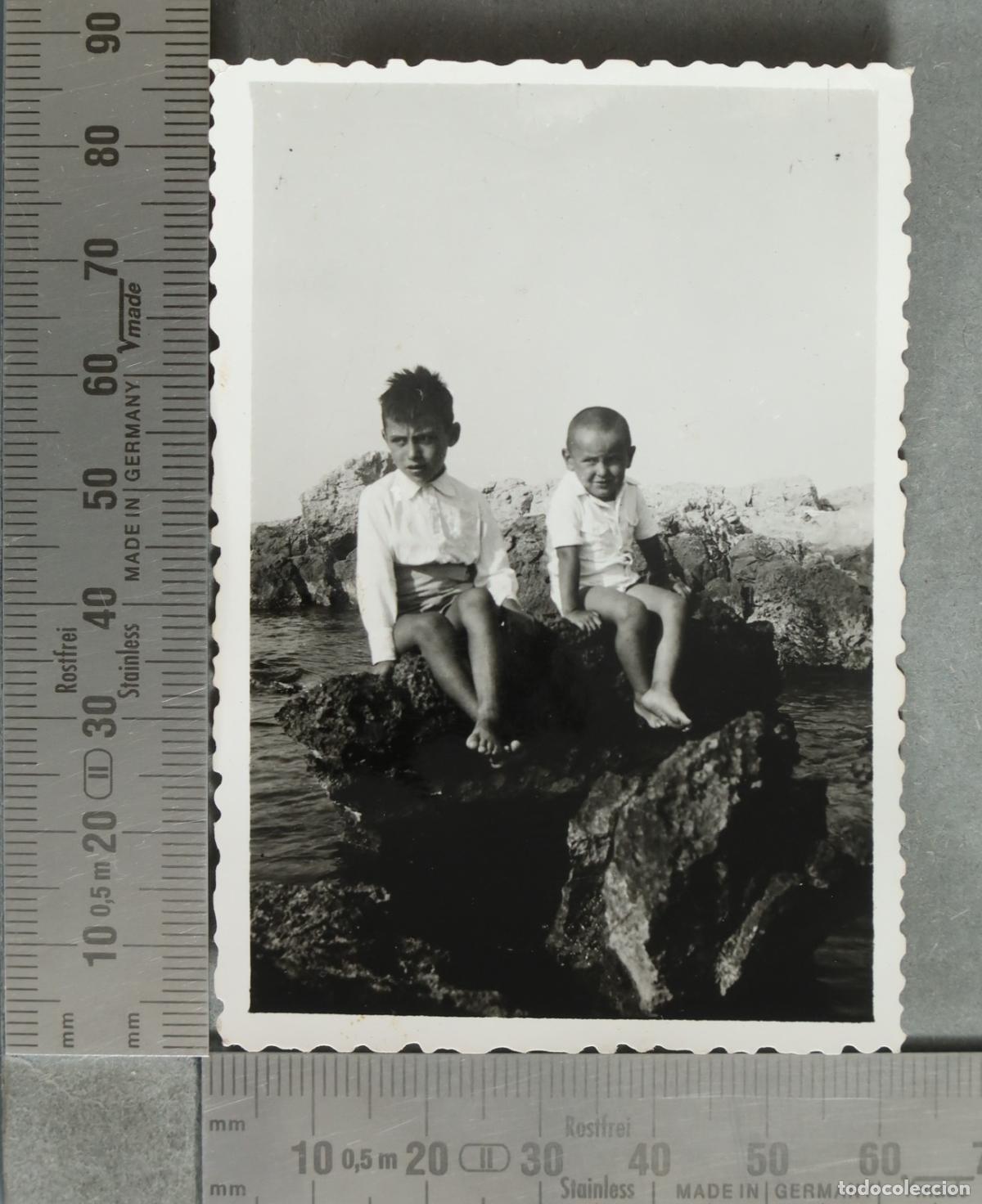 Fotograf&iacute;a antigua: FOTOGRAFIA. Dos ni&ntilde;os sentados sobre rocas en la playa 1942