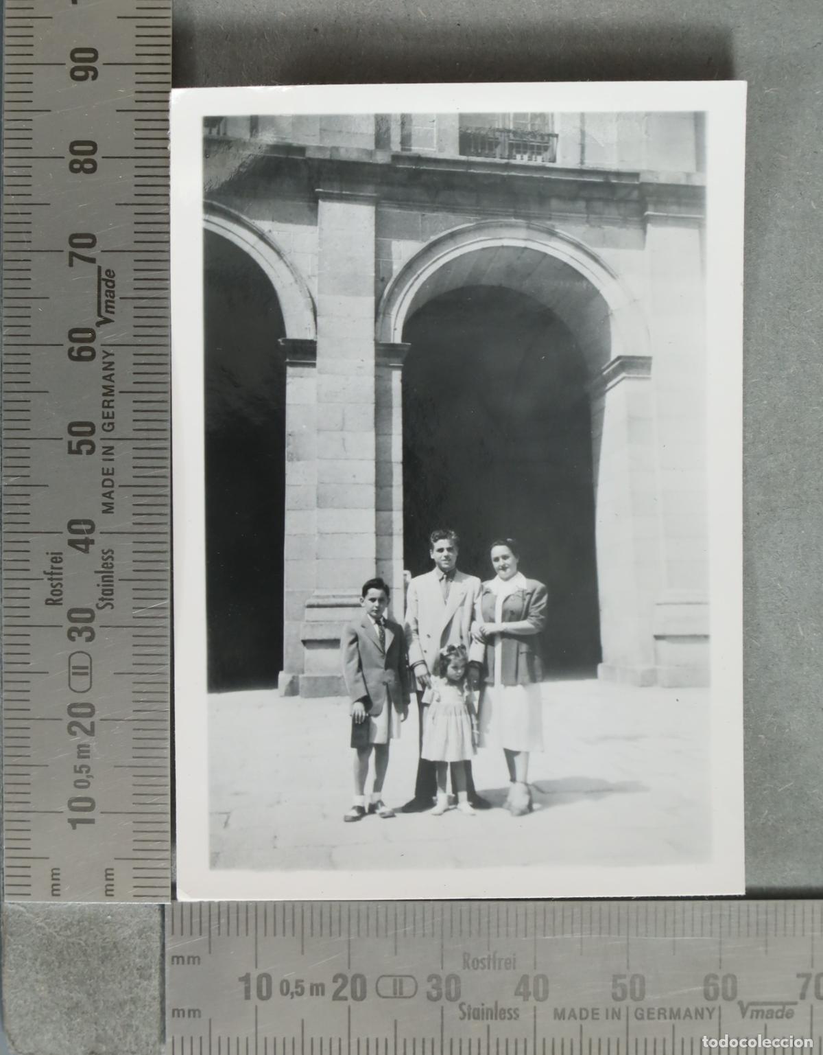 Fotograf&iacute;a antigua: FOTOGRAFIA. Familia posando frente a un edificio con arcos hacia 1940