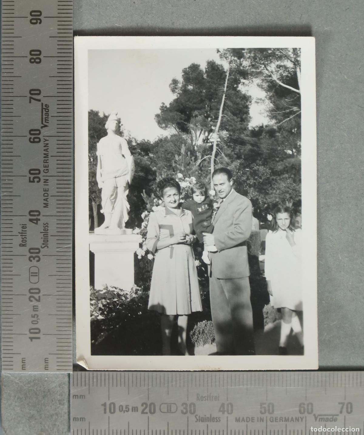 Fotograf&iacute;a antigua: FOTOGRAFIA. Familia en parque con estatua hacia 1940