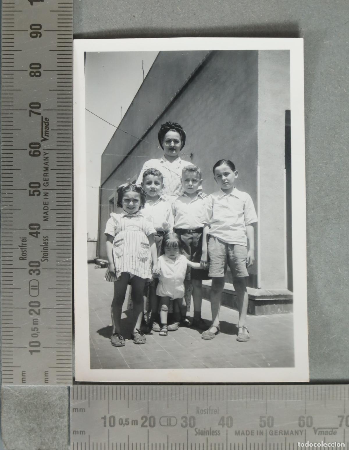 Fotograf&iacute;a antigua: FOTOGRAFIA. Retrato de familia con madre y ni&ntilde;os hacia 1940