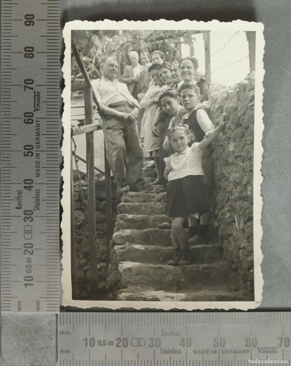 Fotograf&iacute;a antigua: FOTOGRAFIA. Grupo familiar en unas escaleras de piedra hacia 1940