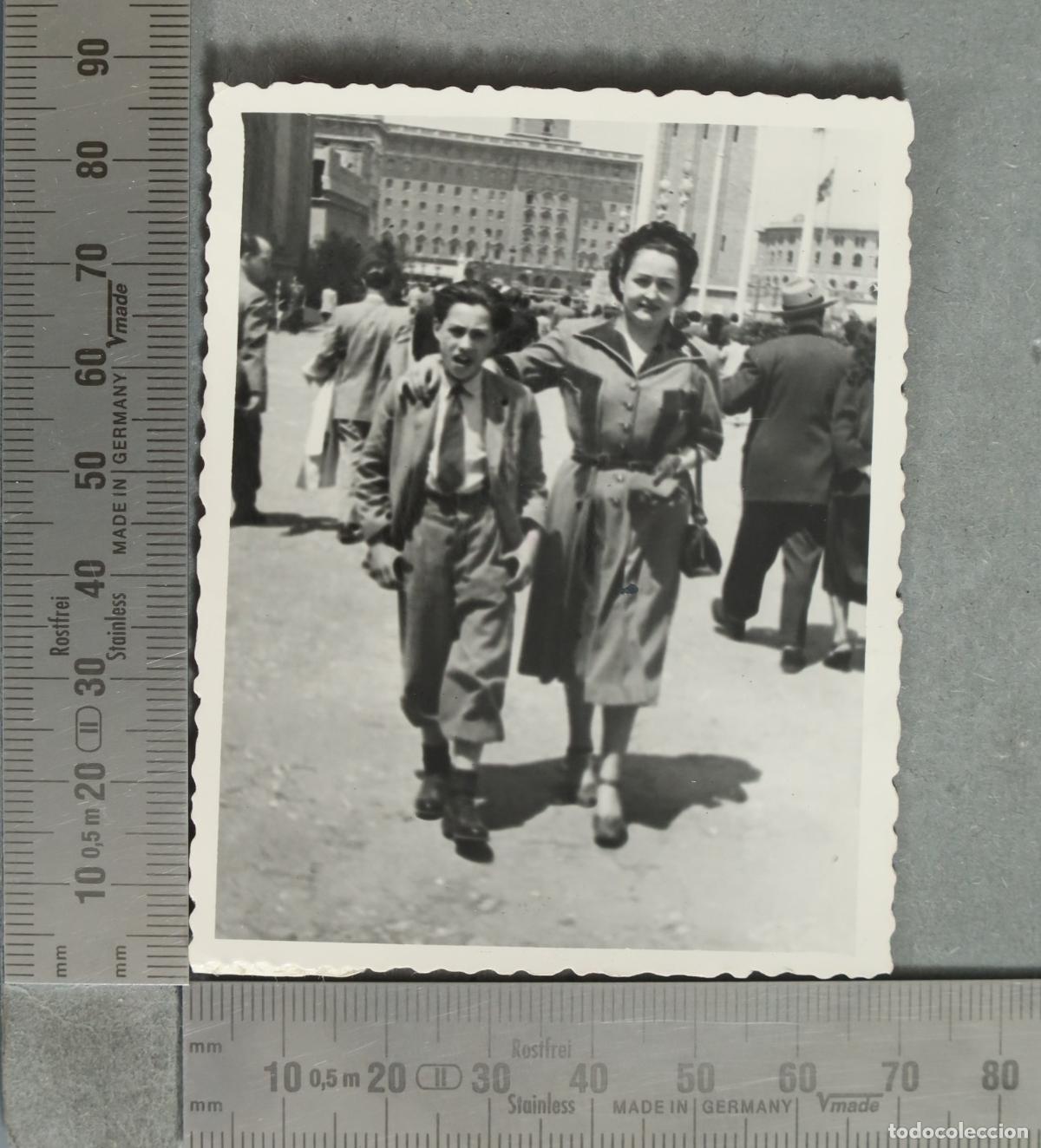Fotograf&iacute;a antigua: FOTOGRAFIA. Mujer y ni&ntilde;o paseando hacia 1940