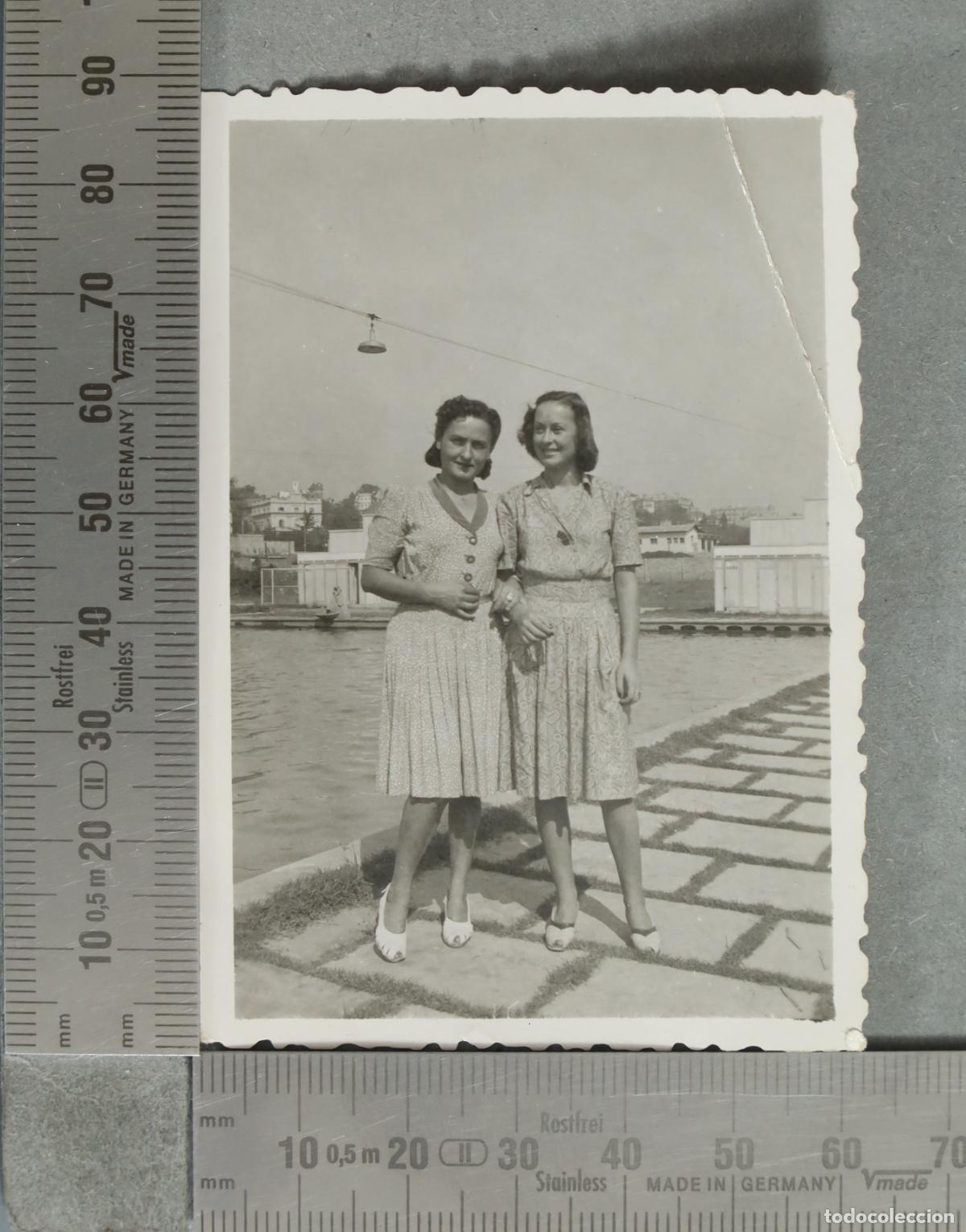 Fotograf&iacute;a antigua: FOTOGRAFIA. Dos mujeres junto piscina hacia 1940
