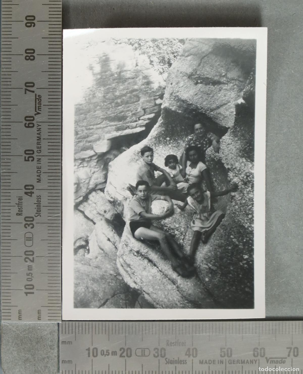 Fotograf&iacute;a antigua: FOTOGRAFIA. Grupo familiar en formacion rocosa hacia 1940