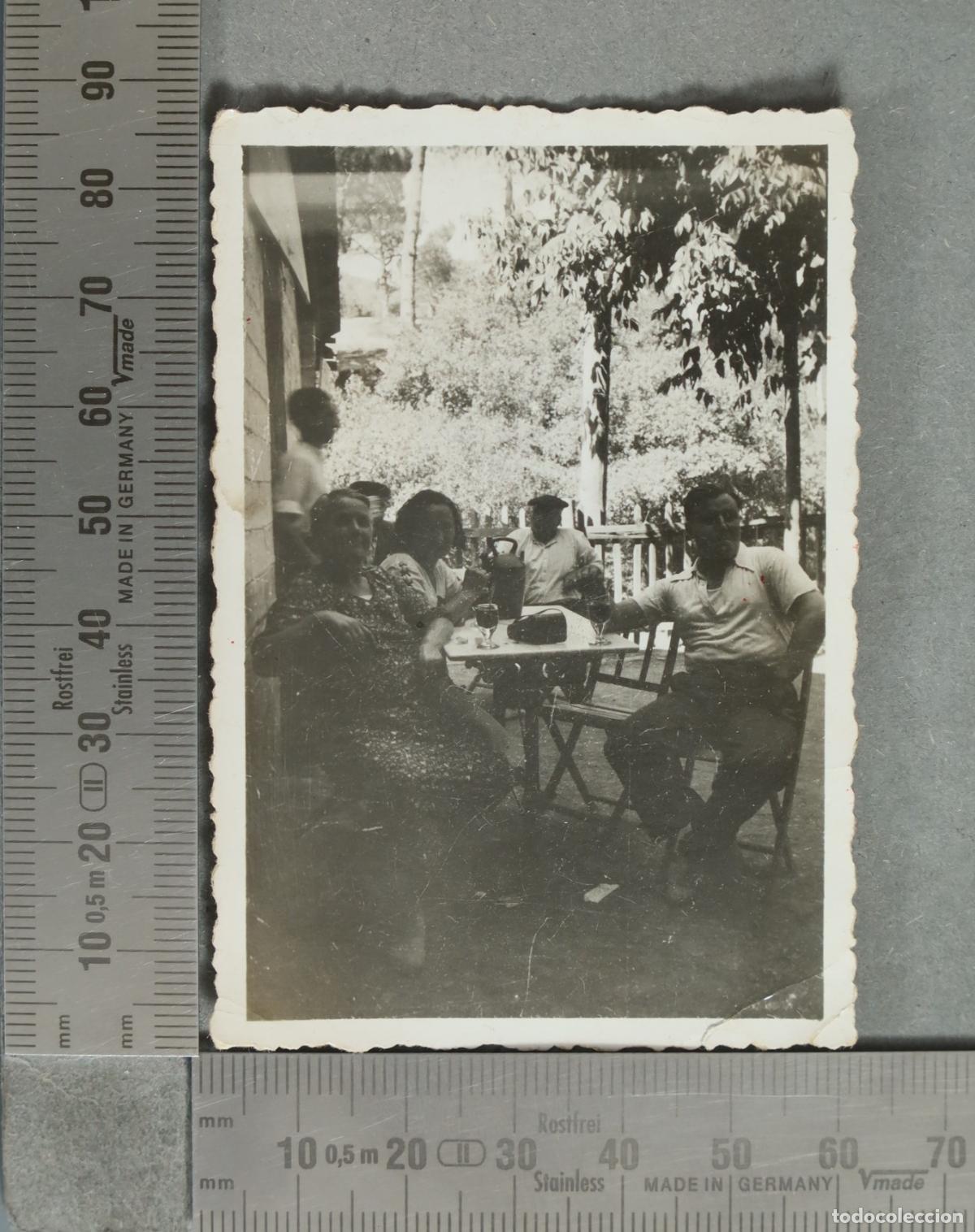 Fotograf&iacute;a antigua: FOTOGRAFIA. Grupo de personas merendando al aire libre hacia 1930