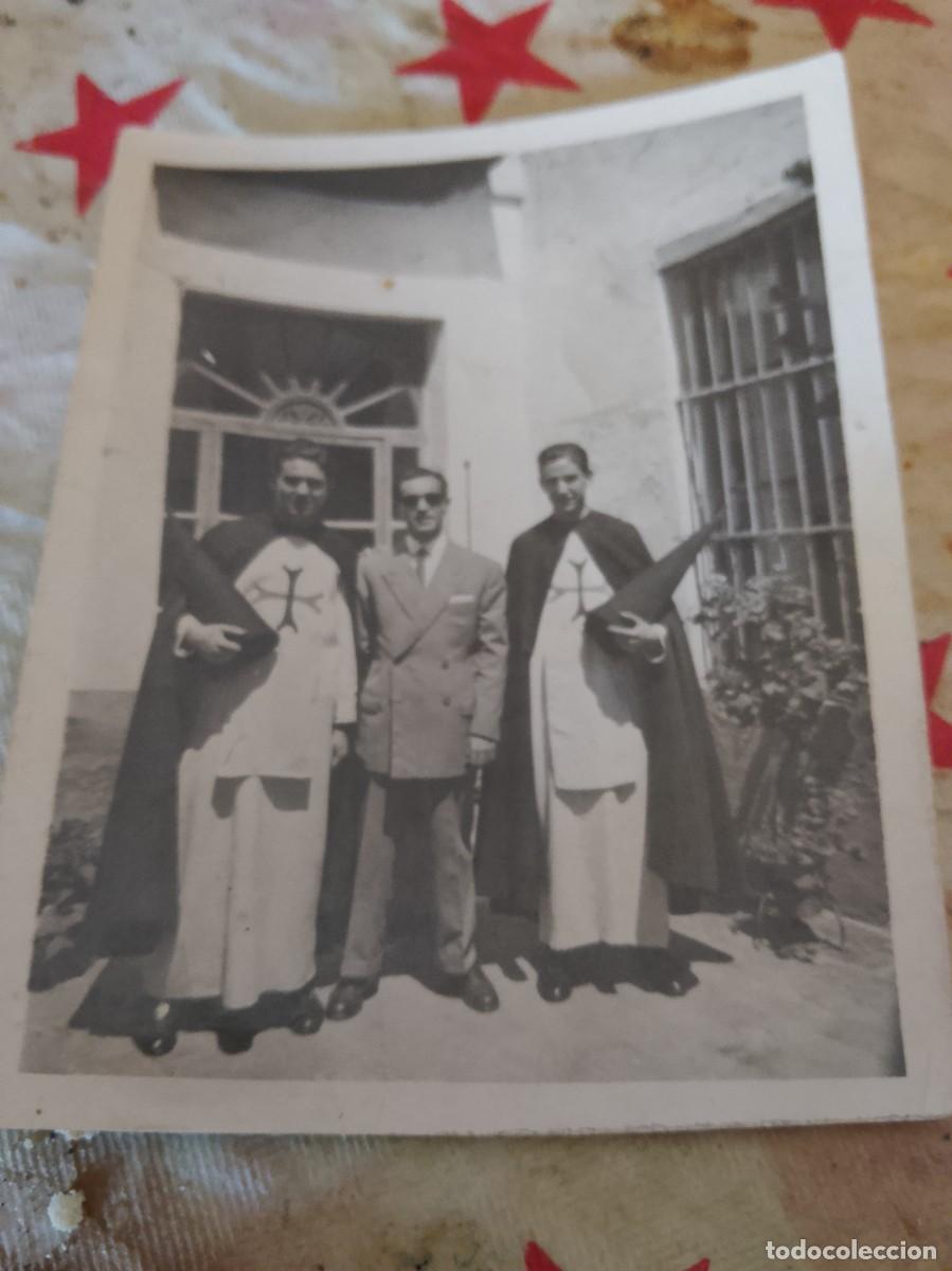 Fotograf&iacute;a antigua: Foto nazarenos de Sevilla de 1949 con dedicatoria por detras