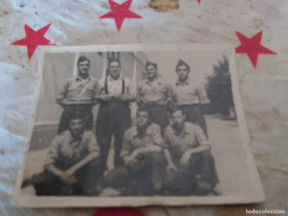Fotograf&iacute;a antigua: Foto grupo de trabajadores o de alg&uacute;n campamento militar con gorrillos a&ntilde;os 40/50