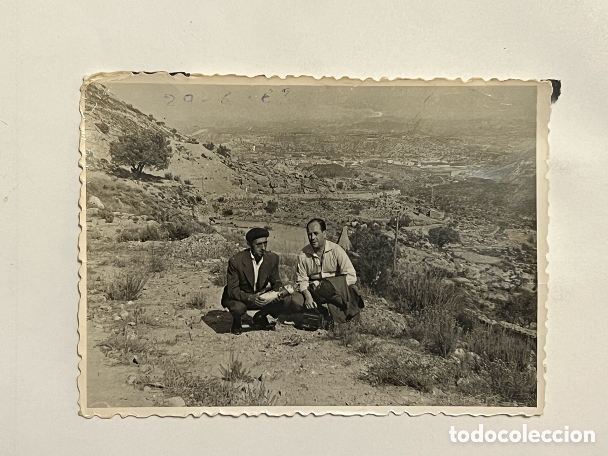 Fotograf&iacute;a antigua: BU&Ntilde;OL (Valencia) Fotograf&iacute;a en alg&uacute;n lugar de la Sierra&hellip;. (a.1965) Med&iacute;das: 10 x 7 cm.