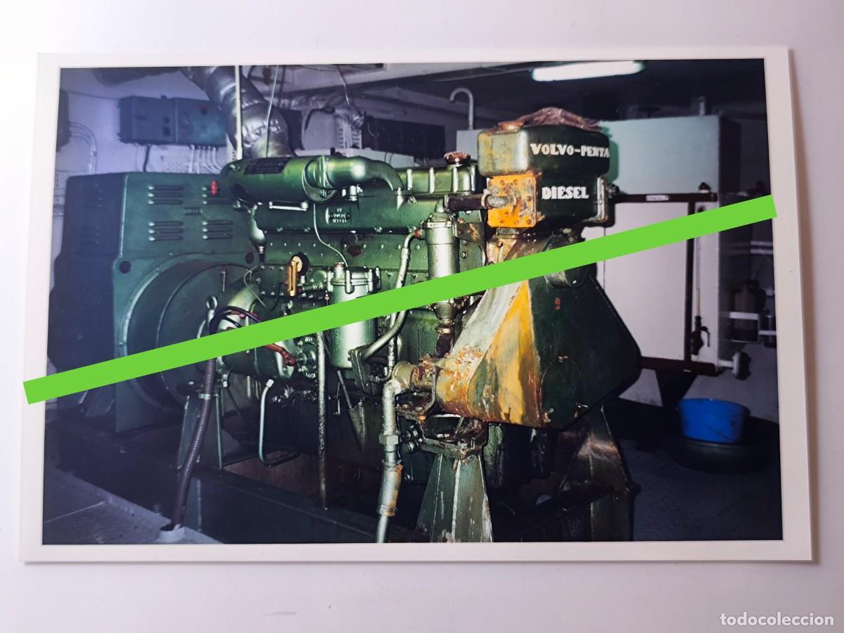 Fotograf&iacute;a antigua: Antigua fotograf&iacute;a. Barco burque de pasajero carga Manuel Aza&ntilde;a. Reparaci&oacute;n motor auxiliar. A&ntilde;os 90.