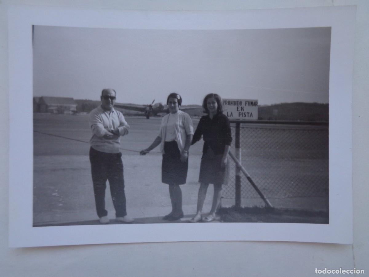 Fotografia antiga: FOTO DE GENTE EN EL AEROPUERTO DE SANTIAGO , DETRAS AVION , 1968