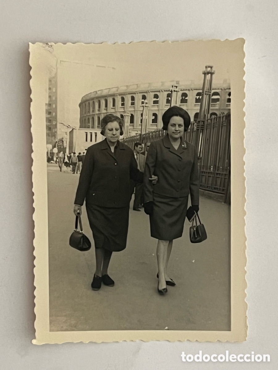 Fotograf&iacute;a antigua: VALENCIA Fotograf&iacute;a&hellip; Mujeres de paseo, Plaza de Toros, Estaci&oacute;n del Norte.. (a.1968)