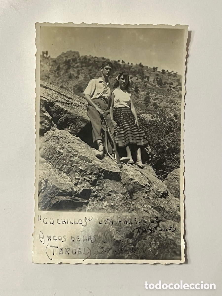 Fotograf&iacute;a antigua: ARCOS DE LAS SALINAS (Teruel) una ma&ntilde;ana en Sierra Cuchillos Escopeta en mano (a.1955)