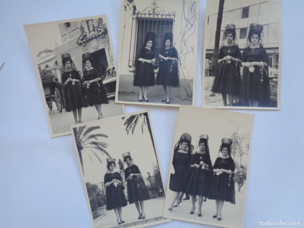 Fotograf&iacute;a antigua: SEMANA SANTA DE SEVILLA - JUEVES SANTO : LOTE DE 5 FOTOS DE CHICAS CON PEINETA Y MANTILLA , 1961