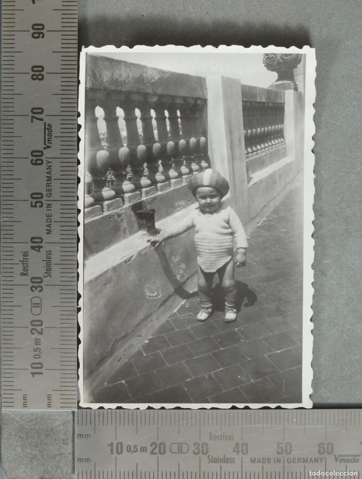 Fotografia antiga: FOTOGRAFIA. Ni&ntilde;o peque&ntilde;o junto a balaustrada 1940