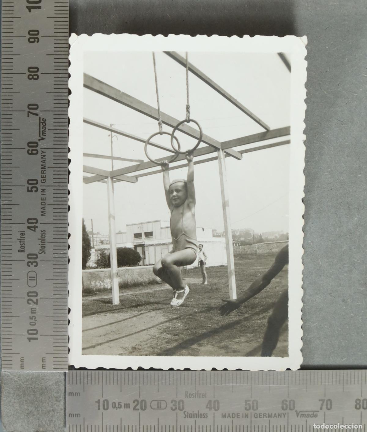 Fotografia antiga: FOTOGRAFIA. ni&ntilde;o haciendo gimnasia hacia 1940